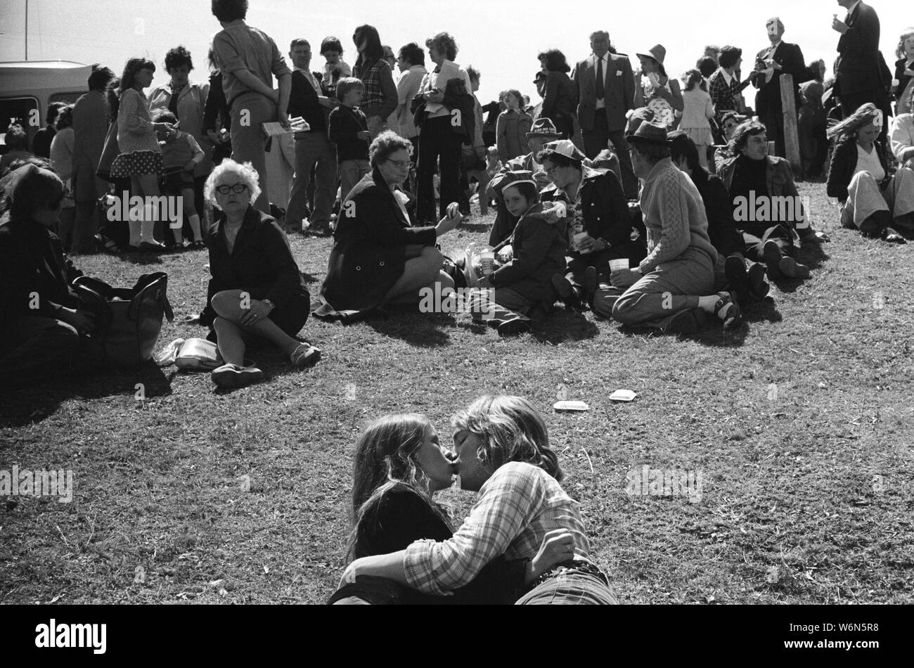 Le giovani coppie condividono un bacio e si abbracciano all'annuale Durham Miners Gala. 1970s Durham, County Durham. INGHILTERRA 1974 REGNO UNITO HOMER SYKES Foto Stock