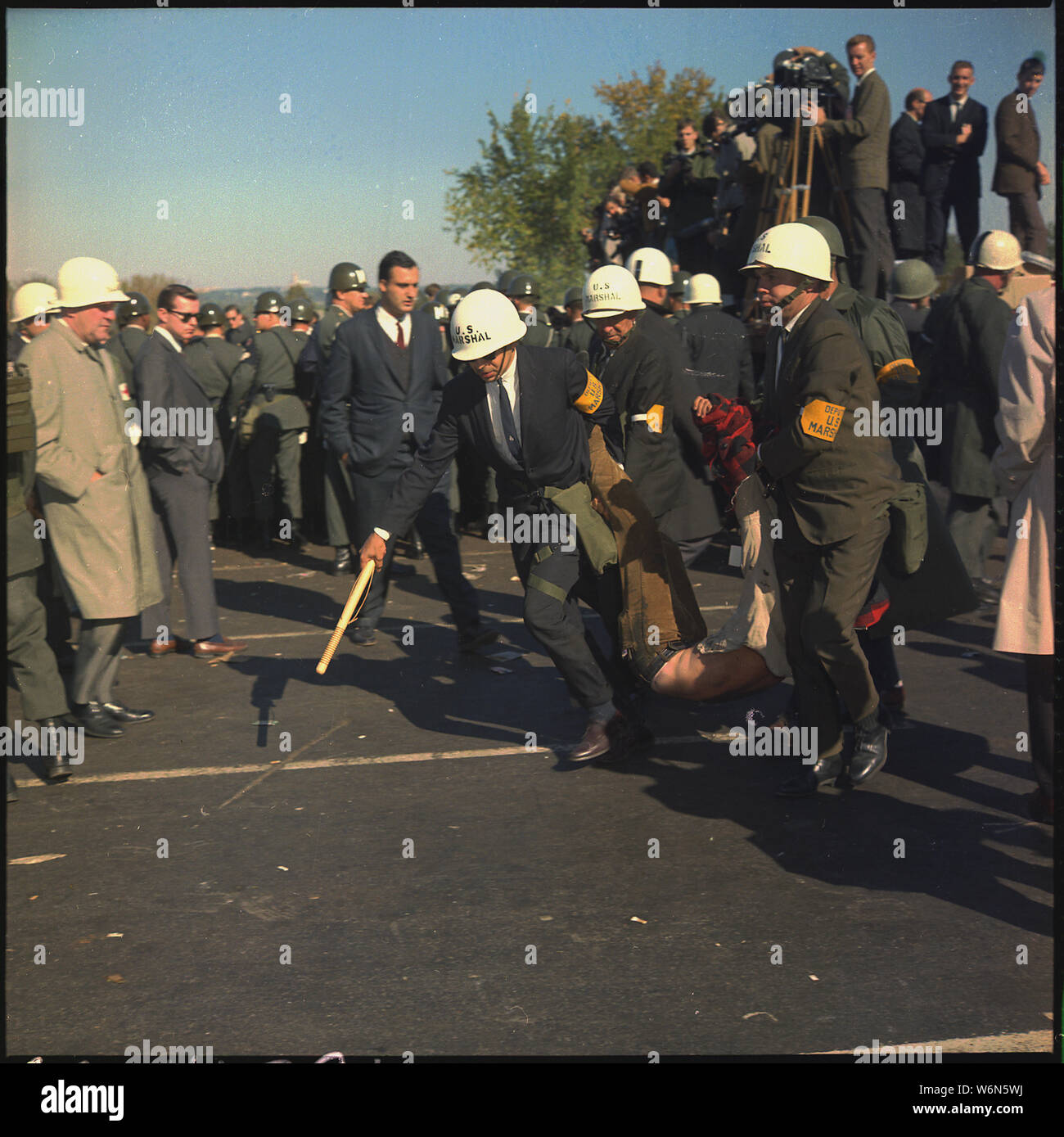 Washington D.C. Anti-Vietnam dimostrazione. Stati Uniti Esegue il marshalling corporei di rimuovere uno dei manifestanti durante lo scoppio della violenza presso l'edificio del Pentagono. Foto Stock
