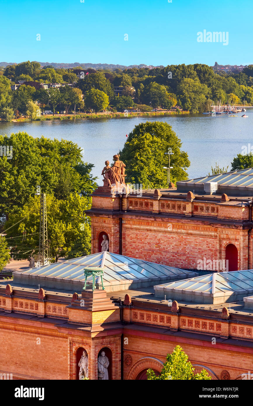 Amburgo, Germania vista aerea con Aussenalster o esterna al lago Alster e vecchio rosso case di mattoni Foto Stock