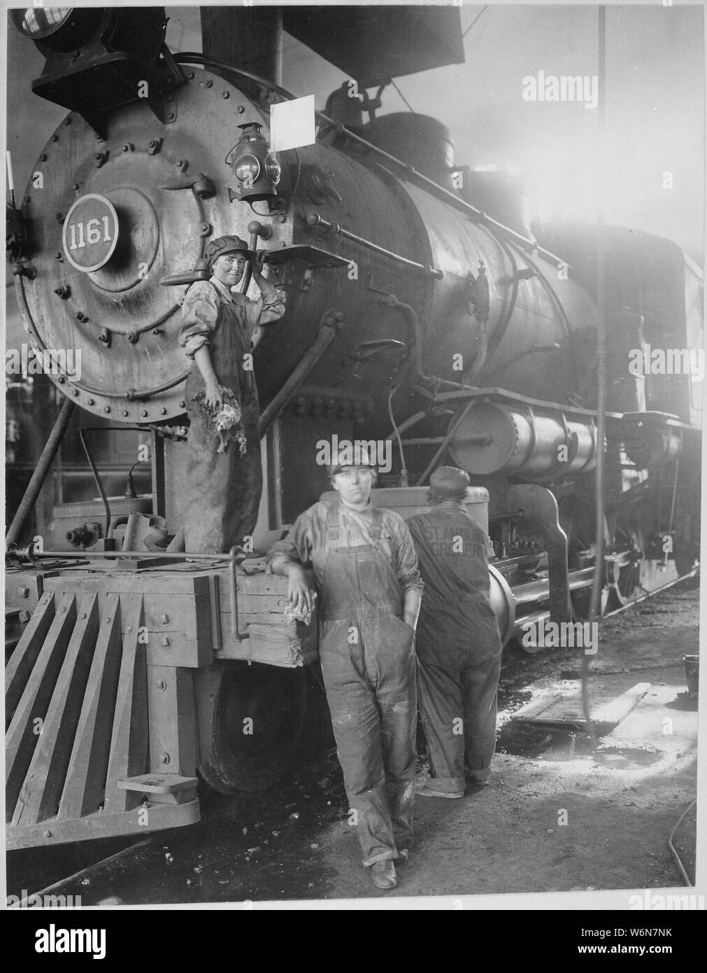 Le donne che prendono posto degli uomini sulla grande ferrovia settentrionale a Great Falls. Montana, circa 1918. Great Falls Club commerciale., 1917 - 1919; Note Generali: Utilizzo di guerra e di conflitto numero 543 quando si ordina una riproduzione o la richiesta di informazioni su questa immagine. Foto Stock