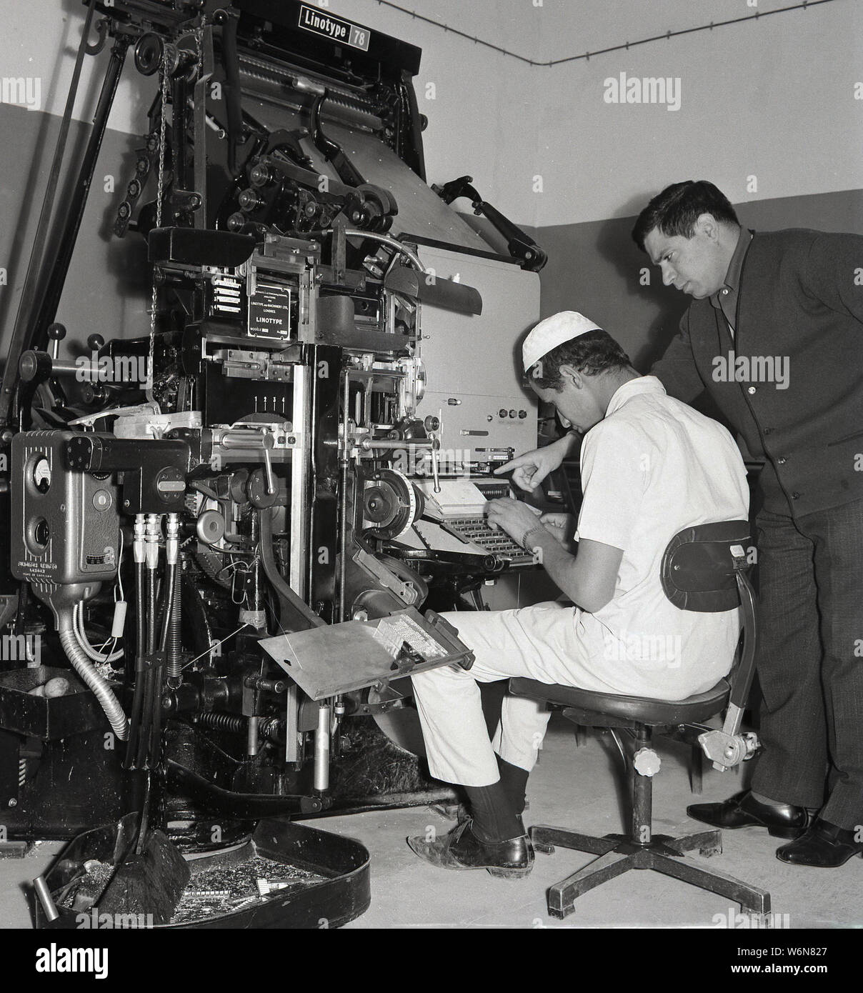 Anni sessanta, storico, operatore con manager che lavora con una Linotype 78 macchina da stampa, Arabia Saudita. Questo è stato un hot-metallo linecasting macchina, realizzata da Linotype & Machinery Ltd, di Altrincham, Inghilterra, Foto Stock