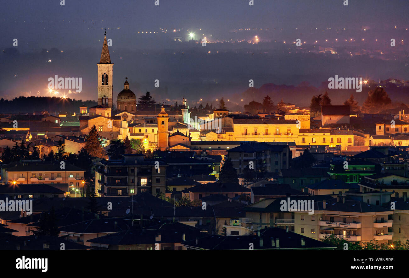 Vista notturna sulla città di Sulmona. Sulmona, provincia di l'Aquila, Abruzzo, Italia, Europa Foto Stock