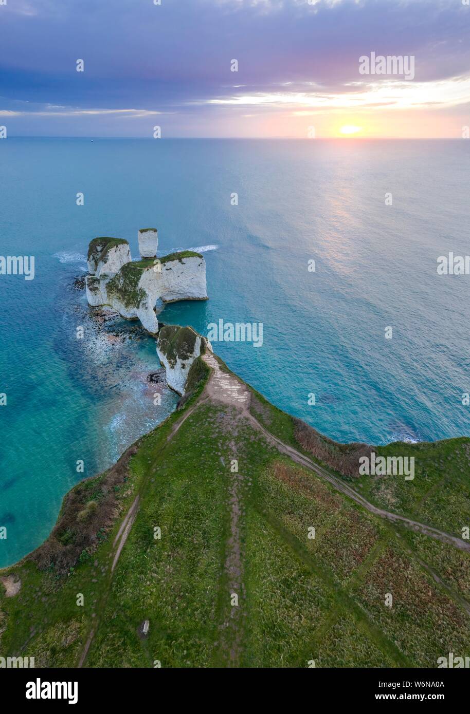 Vista aerea all alba del vecchio Harry Rocks, formazioni calcaree vicino punto di Handfast, Isle of Purbeck in Dorset, Jurassic Coast, Inghilterra del sud. Foto Stock