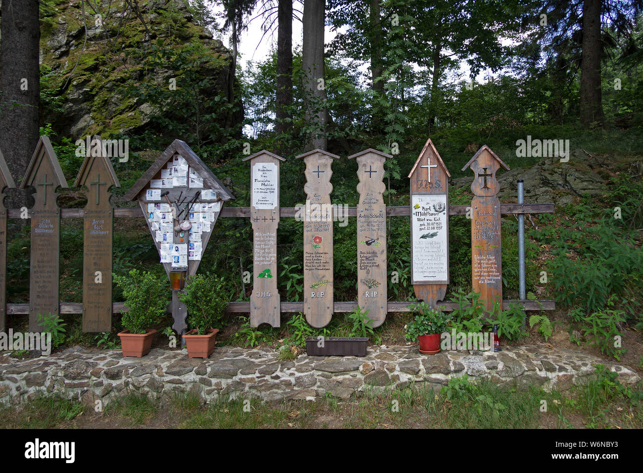 Memorial schede e crocifisso, Eck, Arrach, Foresta Bavarese, Baviera, Germania Foto Stock
