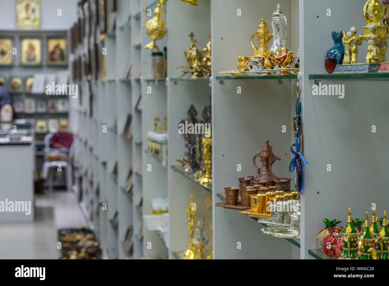 Negozio di souvenir dalla Terra Santa in vendita nella città vecchia. Gerusalemme, Israele Foto Stock