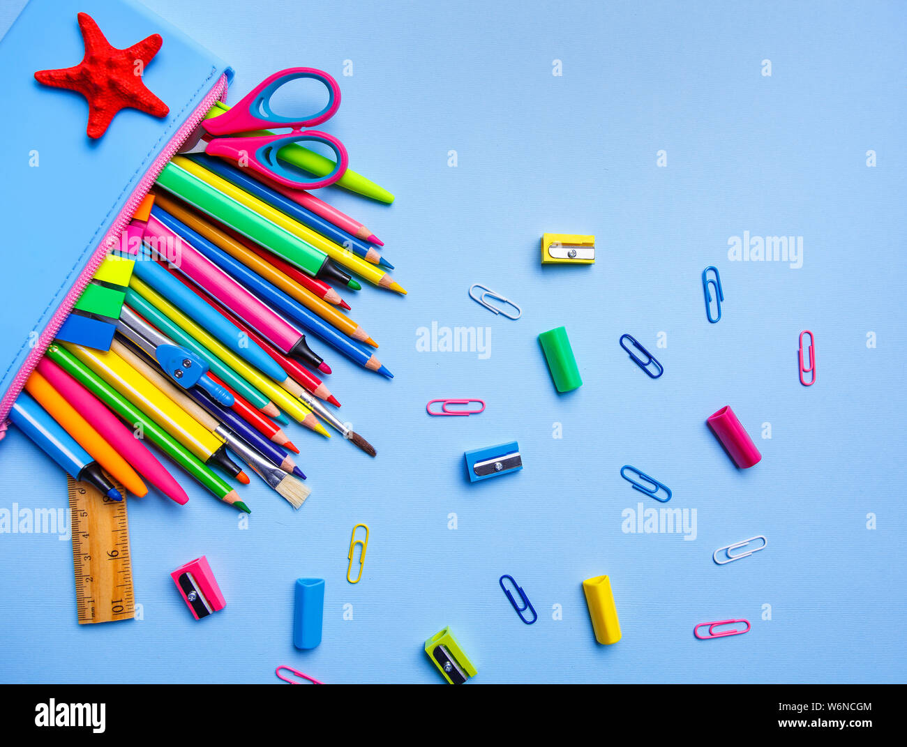 Caso a matita con luminosi penne, matite e e altre cose Foto Stock