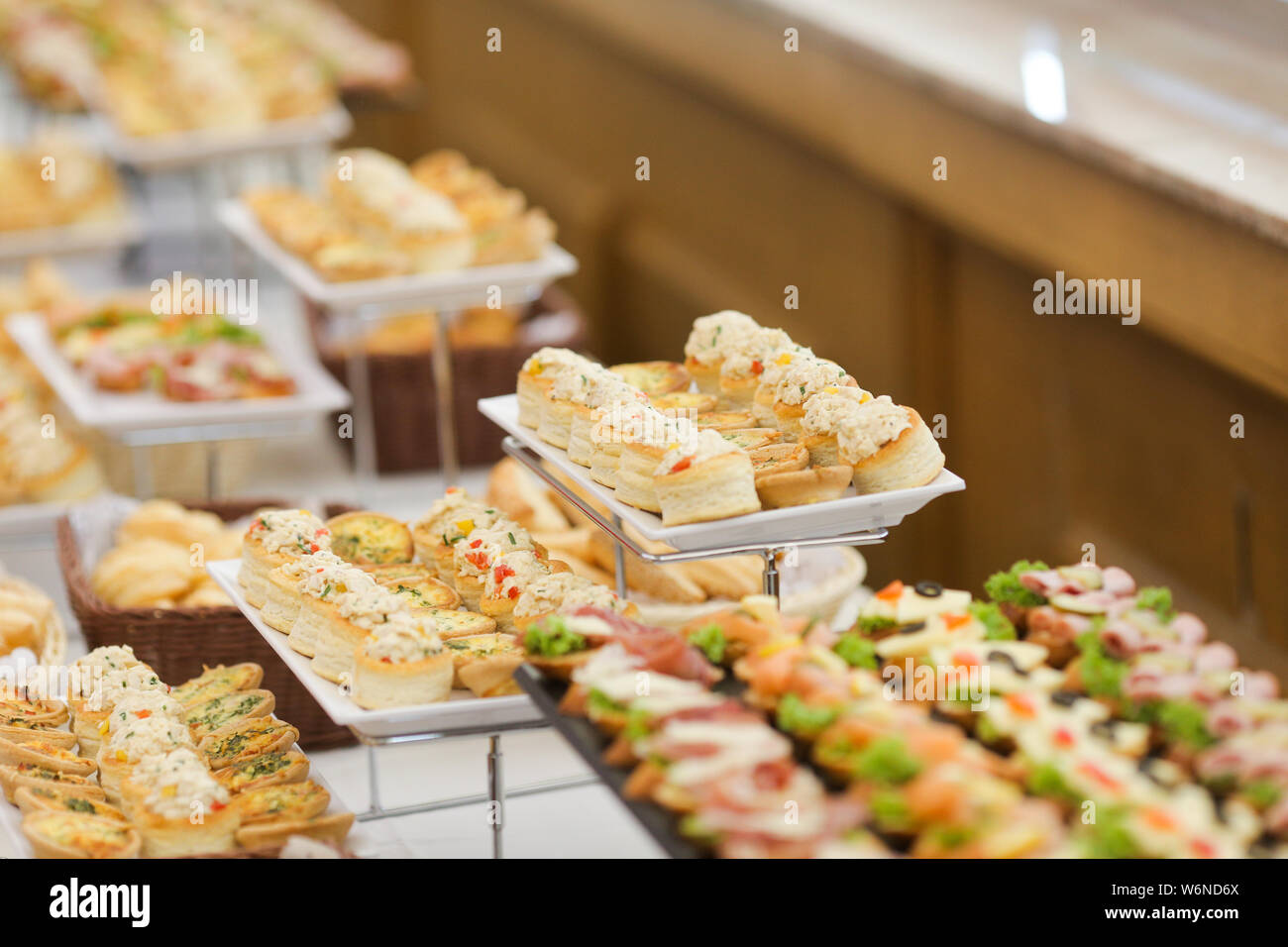 La profondità di campo di una immagine con antipasti su un tavolo a un evento, fornito da una società di ristorazione Foto Stock