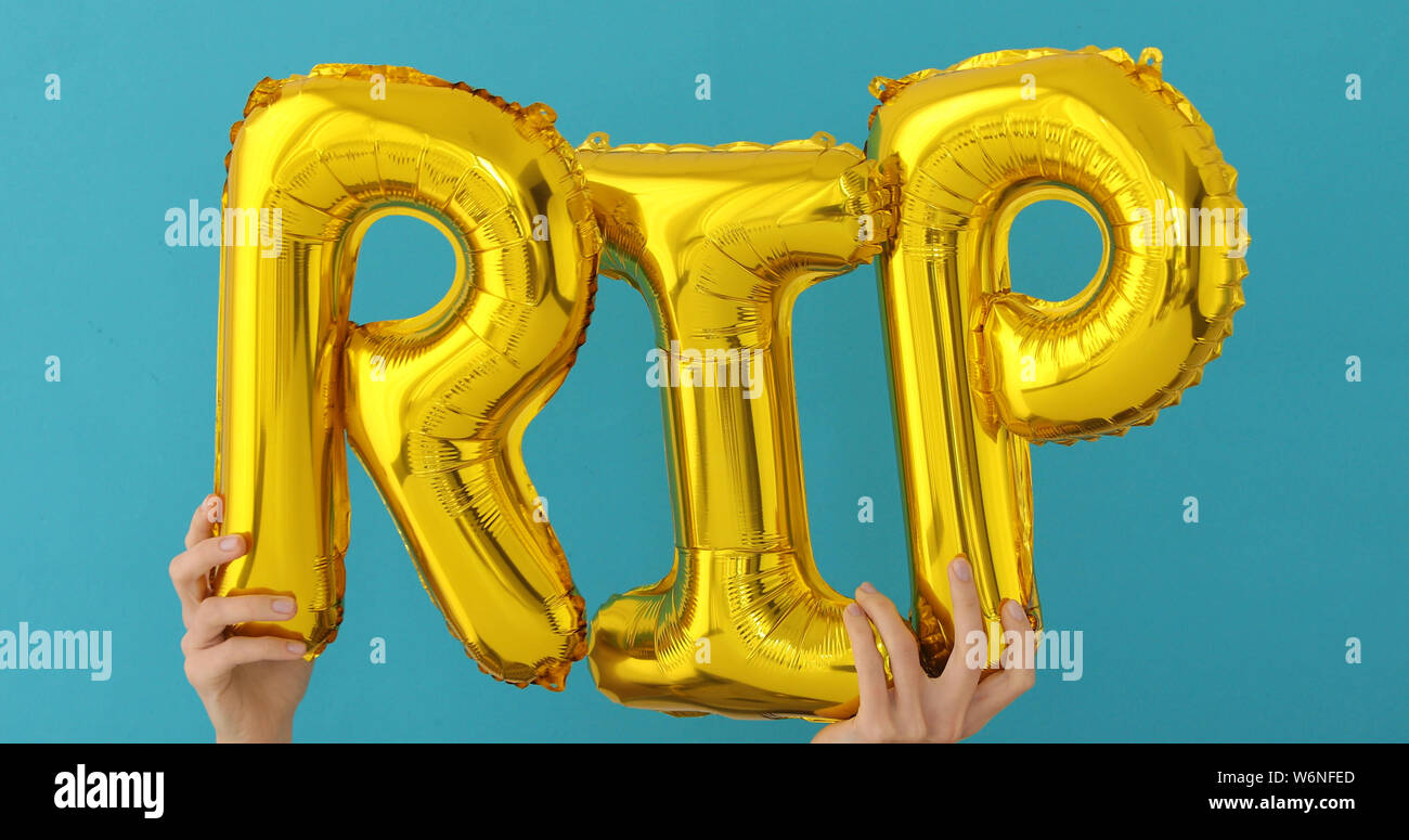 Golden RIP parole fatte di palloncini gonfiabili Foto Stock