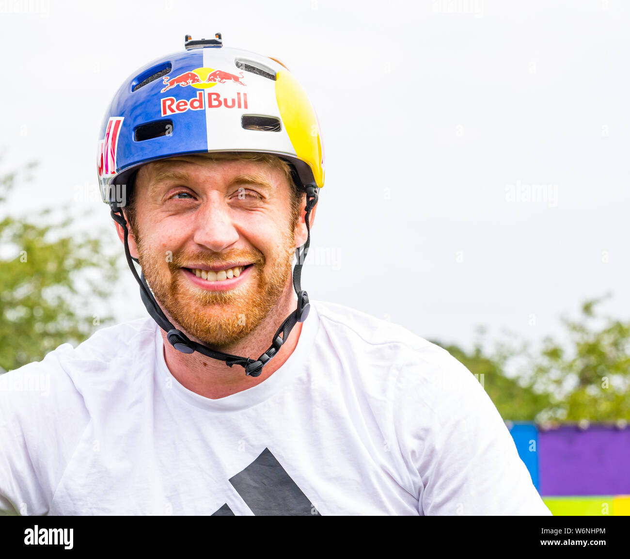 Edimburgo, Scozia, Regno Unito, 2 agosto 2019. Edinburgh Festival Fringe: Danny MacAskill di Drop & Roll Live at Underbelly Circus mozzo sui prati. In prossimità della famosa trials rider Danny Macaskill Foto Stock