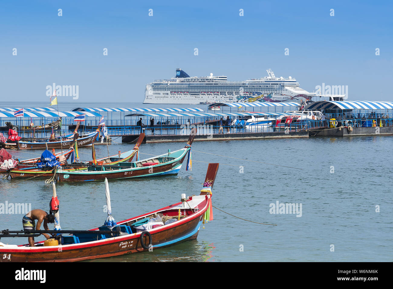Phuket, Thailandia, Patong Beach, 19/04/2019: terminal per navi da crociera che guardano sul mare verso una grande nave da crociera. MS norvegese Gioiello Foto Stock