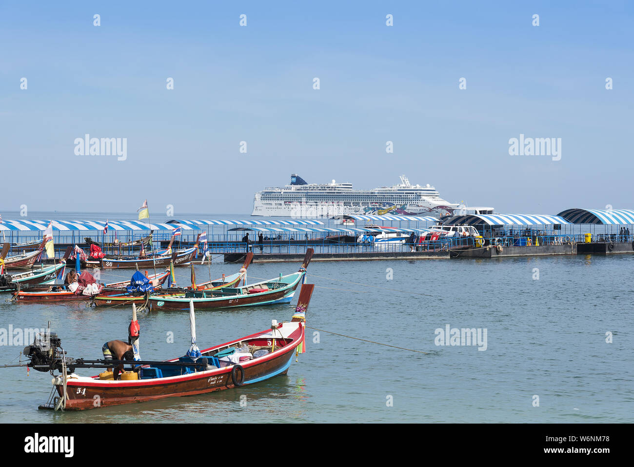 Phuket, Thailandia, Patong Beach, 19/04/2019: terminal per navi da crociera che guardano sul mare verso una grande nave da crociera. MS norvegese Gioiello Foto Stock
