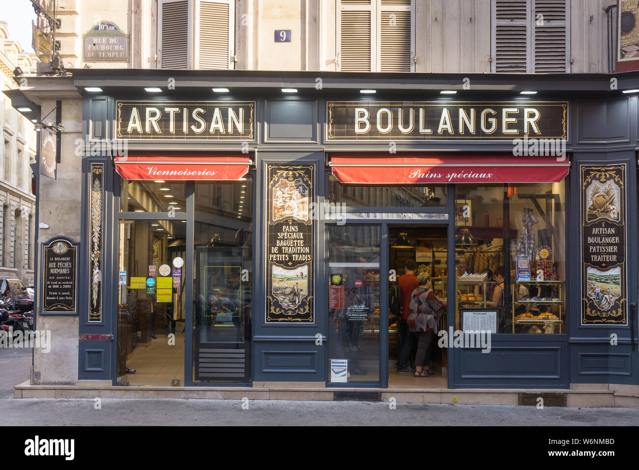 Boulangerie Francese Parigi - esterno dei Péchés Aux Normands boulangerie su Rue du Faubourg du Temple a Parigi, Francia. Foto Stock