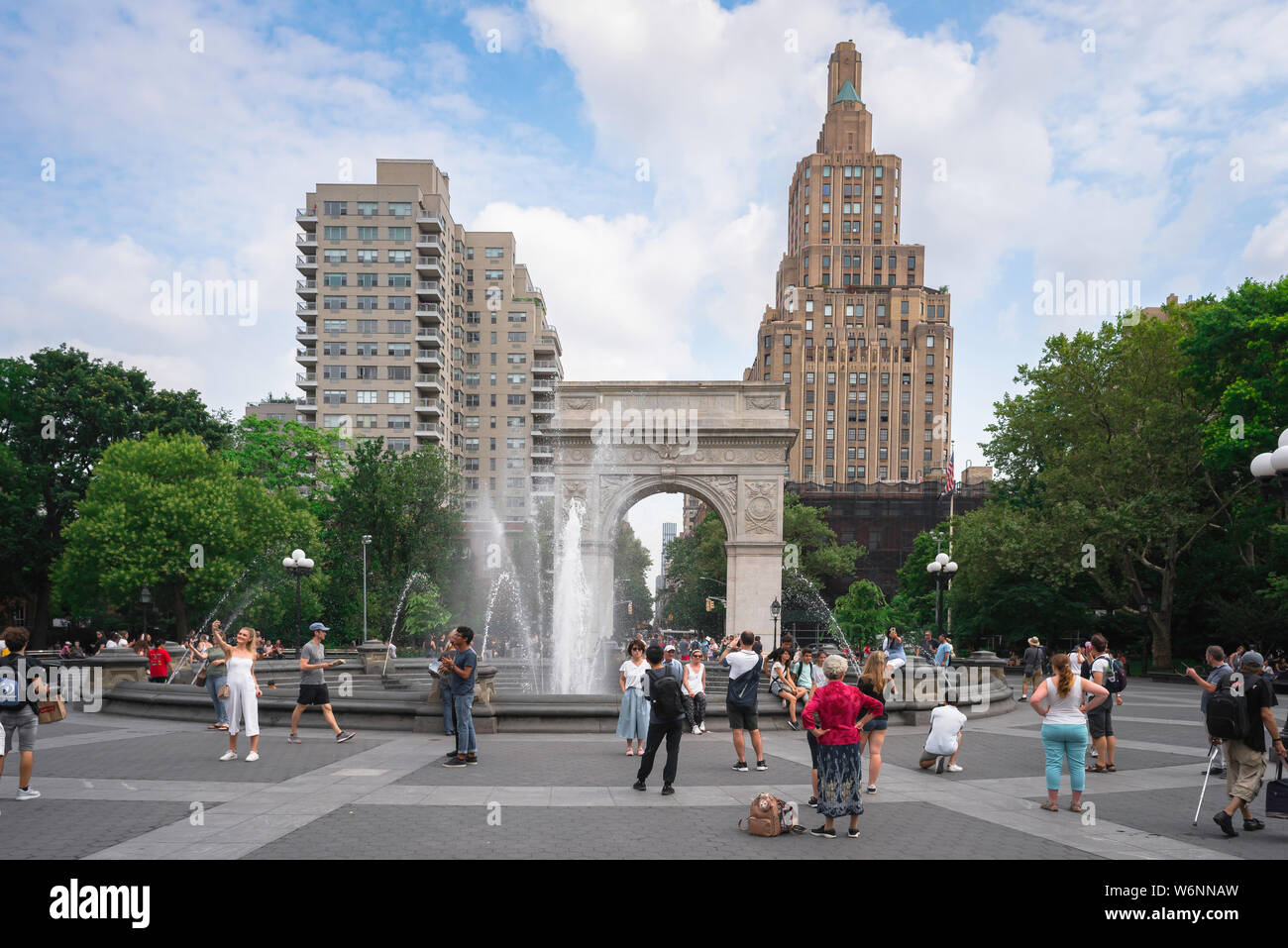 Washington Square Park, vista in estate della fontana e arco del memoriale di Washington Square Park nel centro del Greenwich Village di New York City. Foto Stock