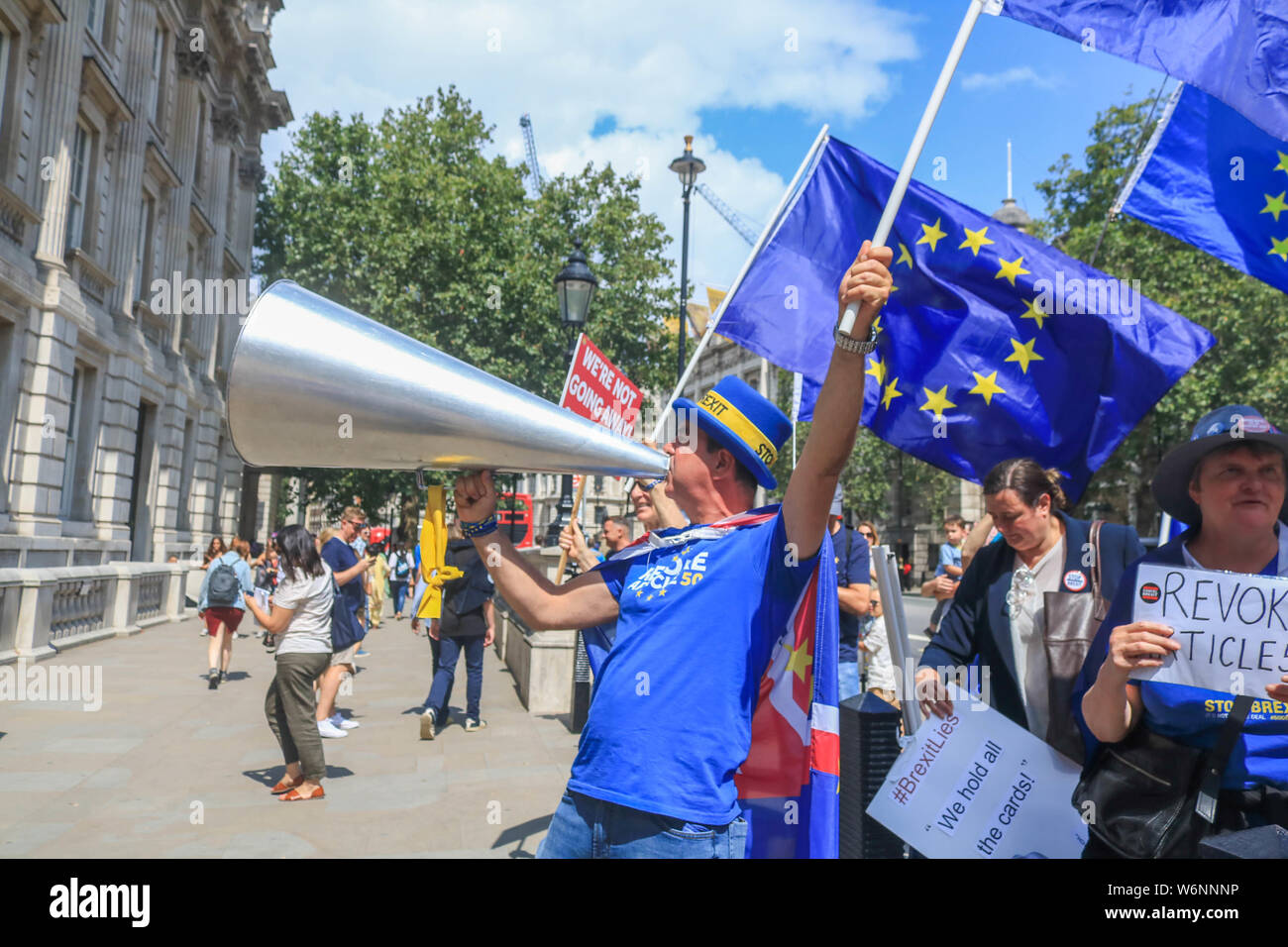 Londra REGNO UNITO. Il 2 agosto 2019. Steve Bray fondatore di (SODEM) Stand di Defiance Movimento europeo grida con un tannoy al di fuori del Cabinet Office in Whitehall con 90 giorno rimanente fino al 31 ottobre la data quando il Primo Ministro Boris Johnson promette di prendere il Regno Unito fuori l'Unione europea se non vi è alcuna trattativa sul Brexit. Il governo mantiene una sottile maggioranza di un seggio in Parlamento dopo aver perso il Brecon Radnoshire di elezione per i liberali democratici.Credit: amer ghazzal/Alamy Live News Foto Stock