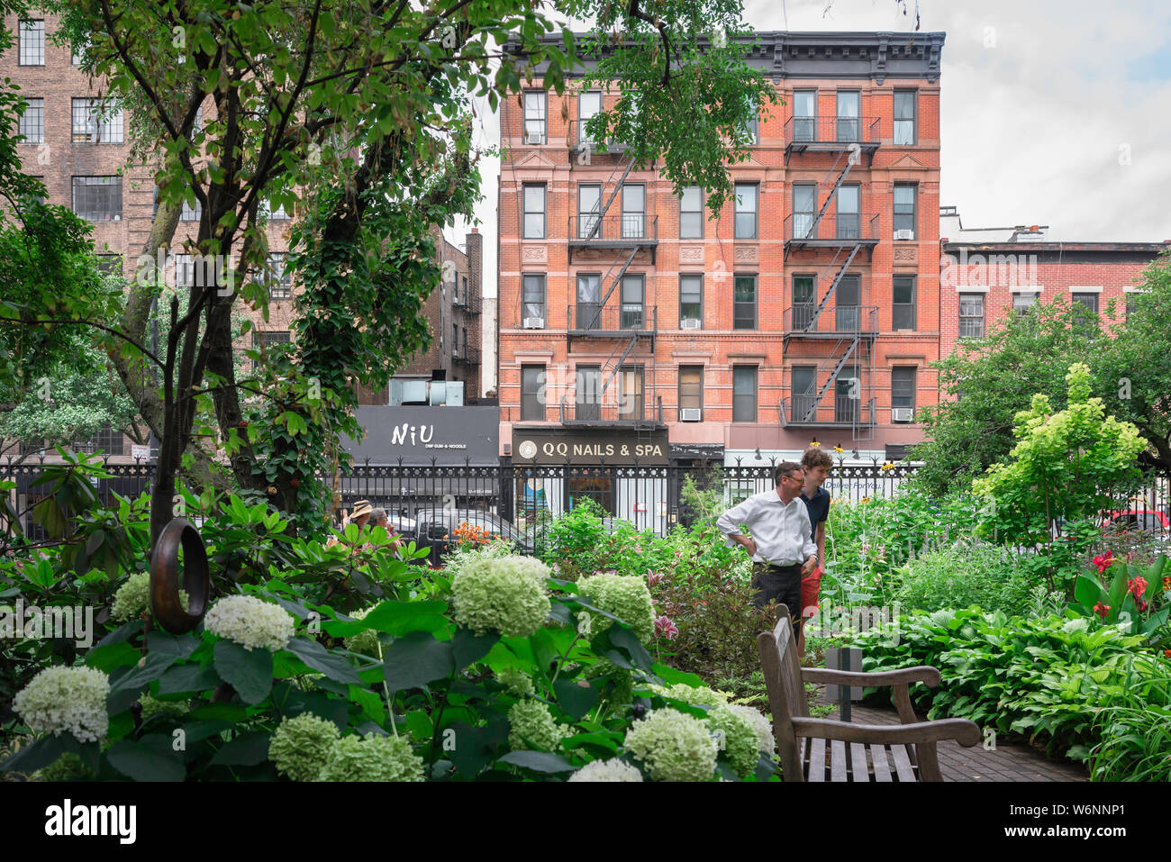 New York giardino, vista in estate di persone che visitano il Jefferson Market Garden in Greenwich Avenue nel West Village di New York City, Manhattan STATI UNITI D'AMERICA. Foto Stock