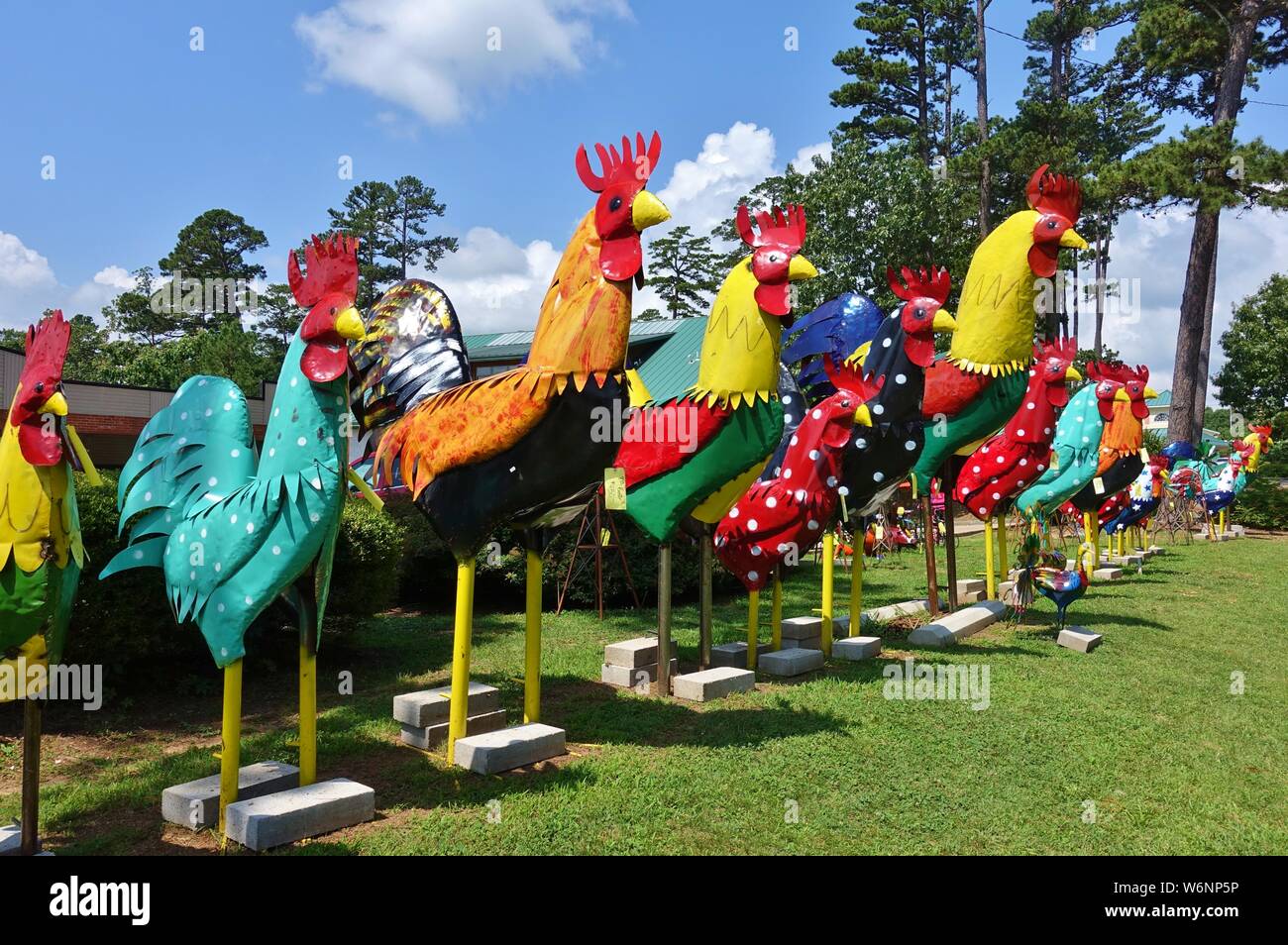 EUREKA SPRINGS, Arkansas -28 Giu 2019- Vista colorati gigante galli di metallo all'aperto al Le piume di metallo a Eureka Springs, Arkansas. Foto Stock