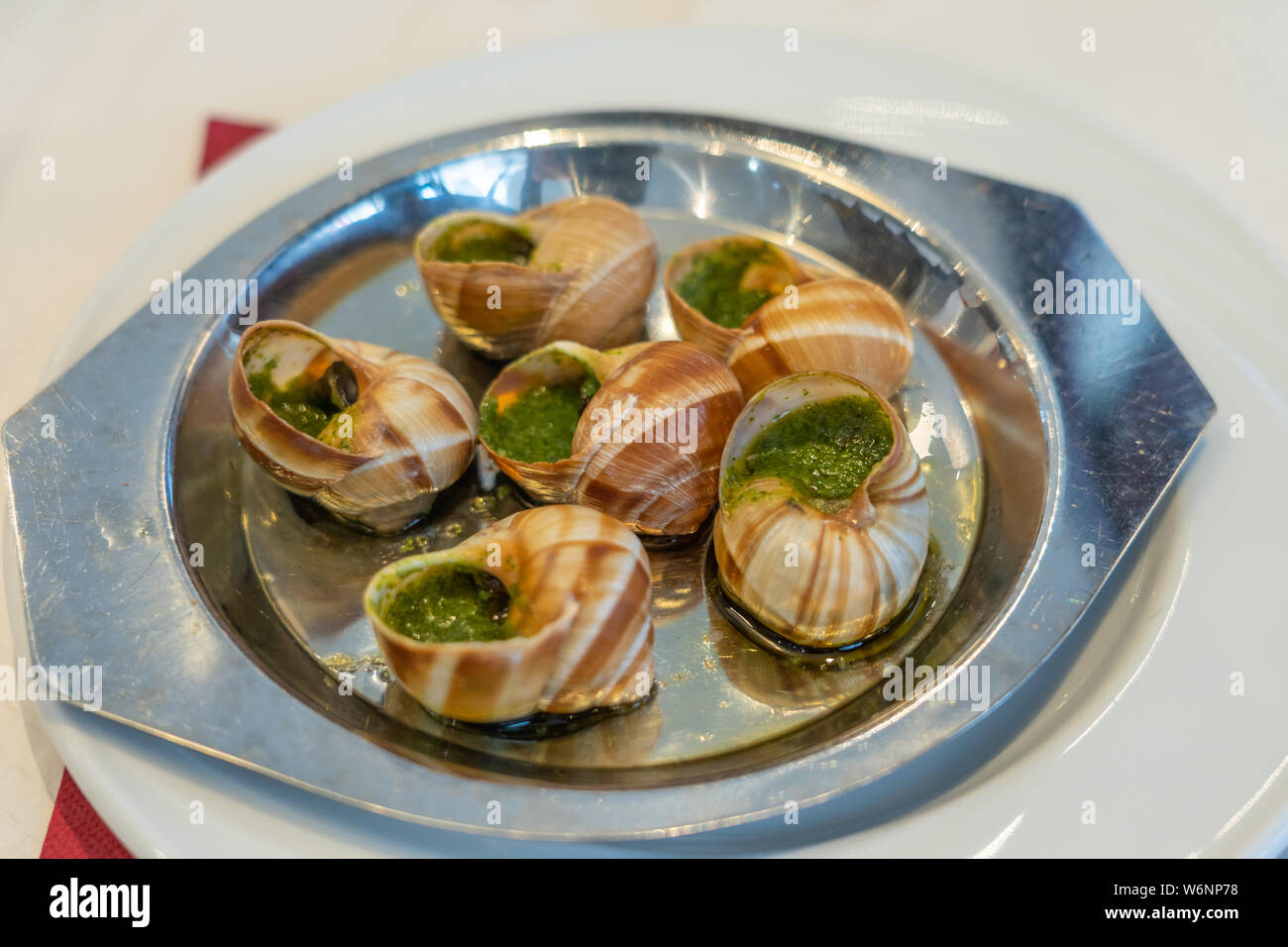 Cucina francese Escargots de Bourgogne - Lumache con burro alle erbe Foto Stock