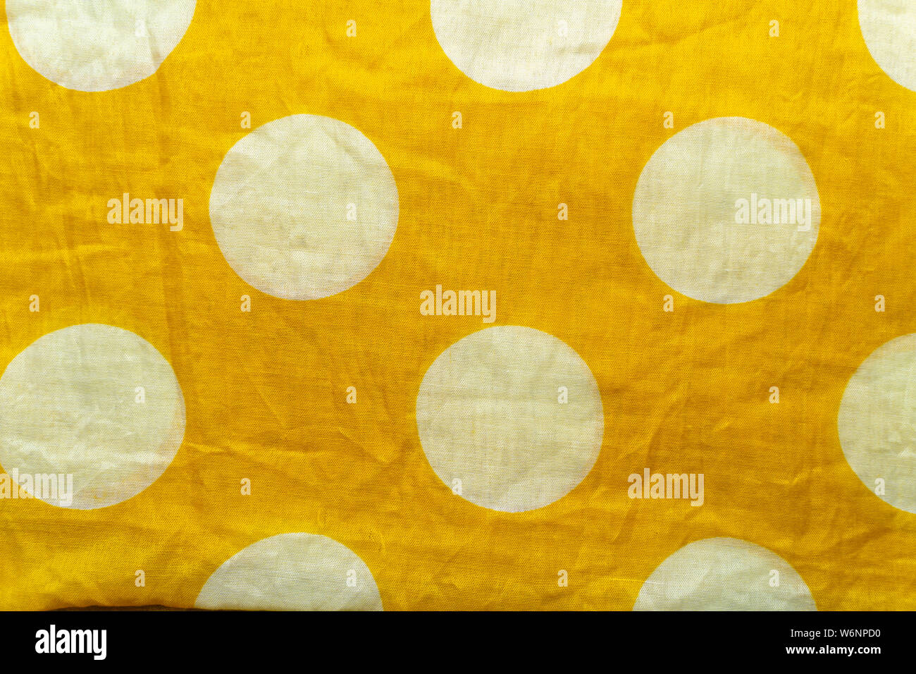 Giallo Rivestimento sintetico tessuto con pieghe. Fogli sgualciti o vestiti di sfondo, Foto Stock