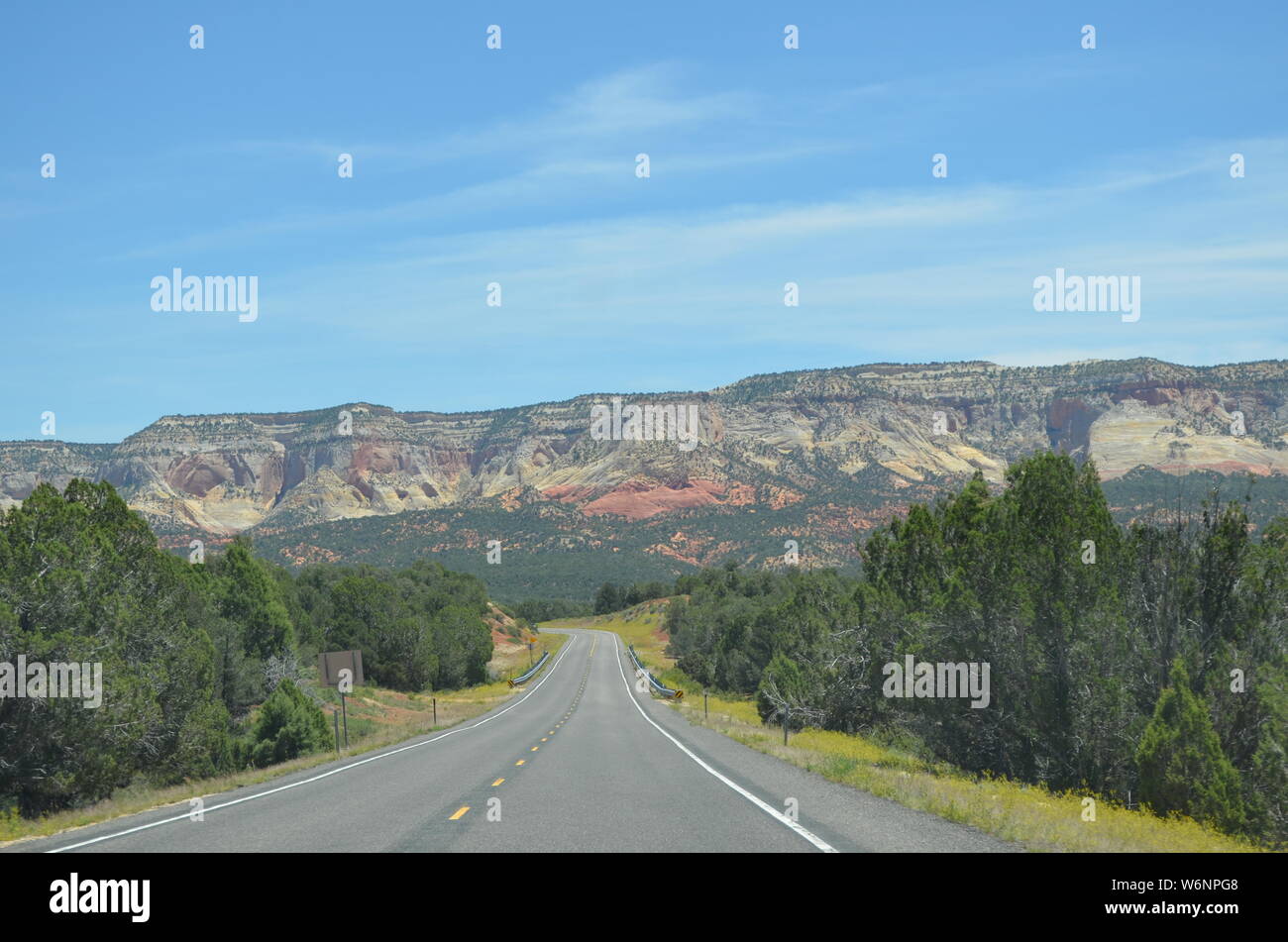 Tarda primavera nel sud dello Utah: Zion-Mt. Carmel Highway vicino a Mount Carmel Junction Foto Stock