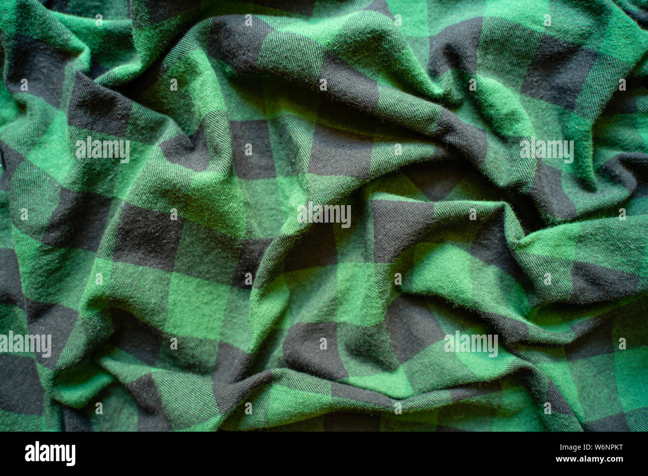 Tessuto in una gabbia. Nero e verde quadrato. Crumpled panno Sfondo bianco Foto Stock