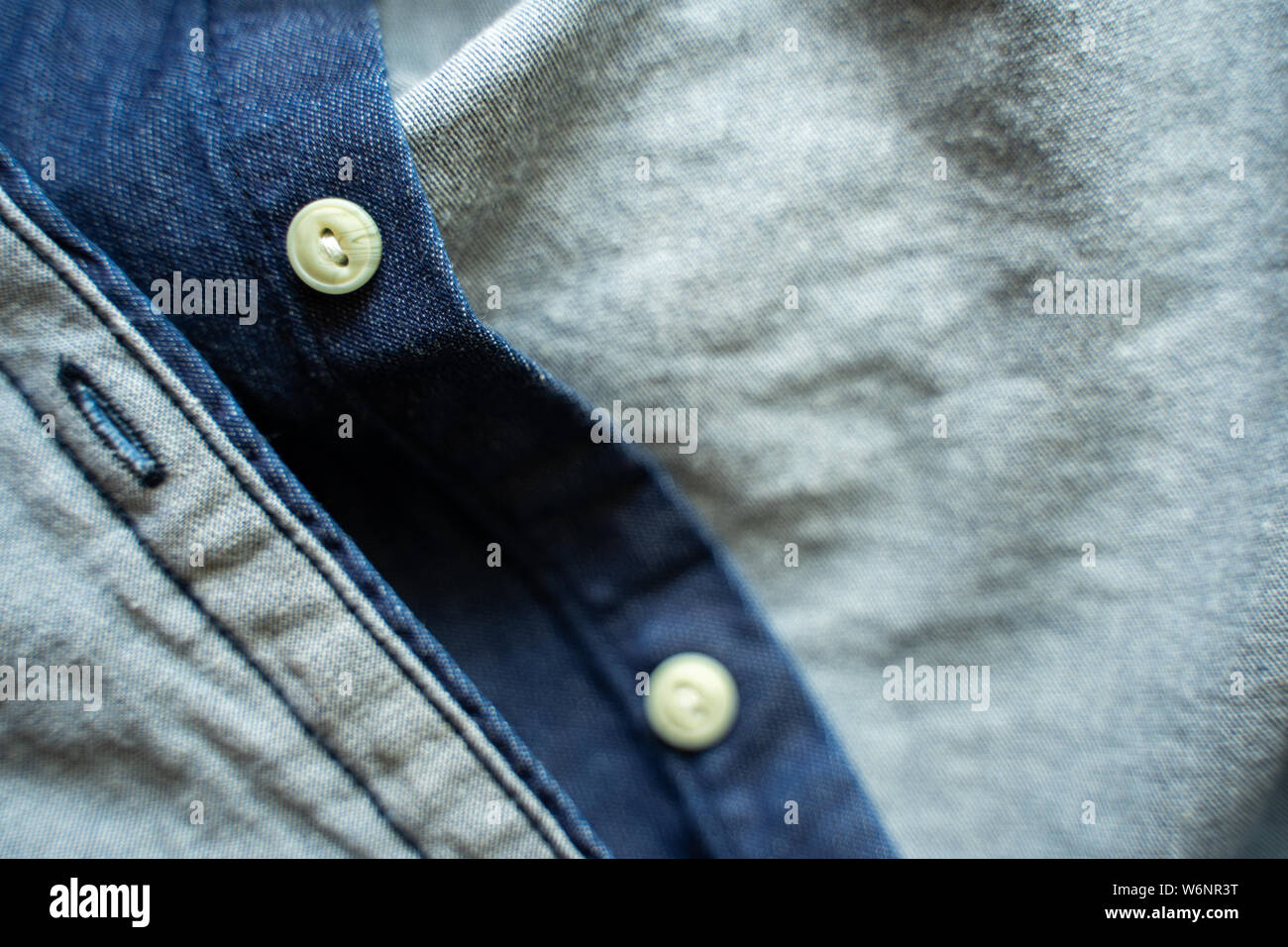 Blu Denim shirt con pulsanti bianchi close-up. Sfondo di indumento Foto Stock