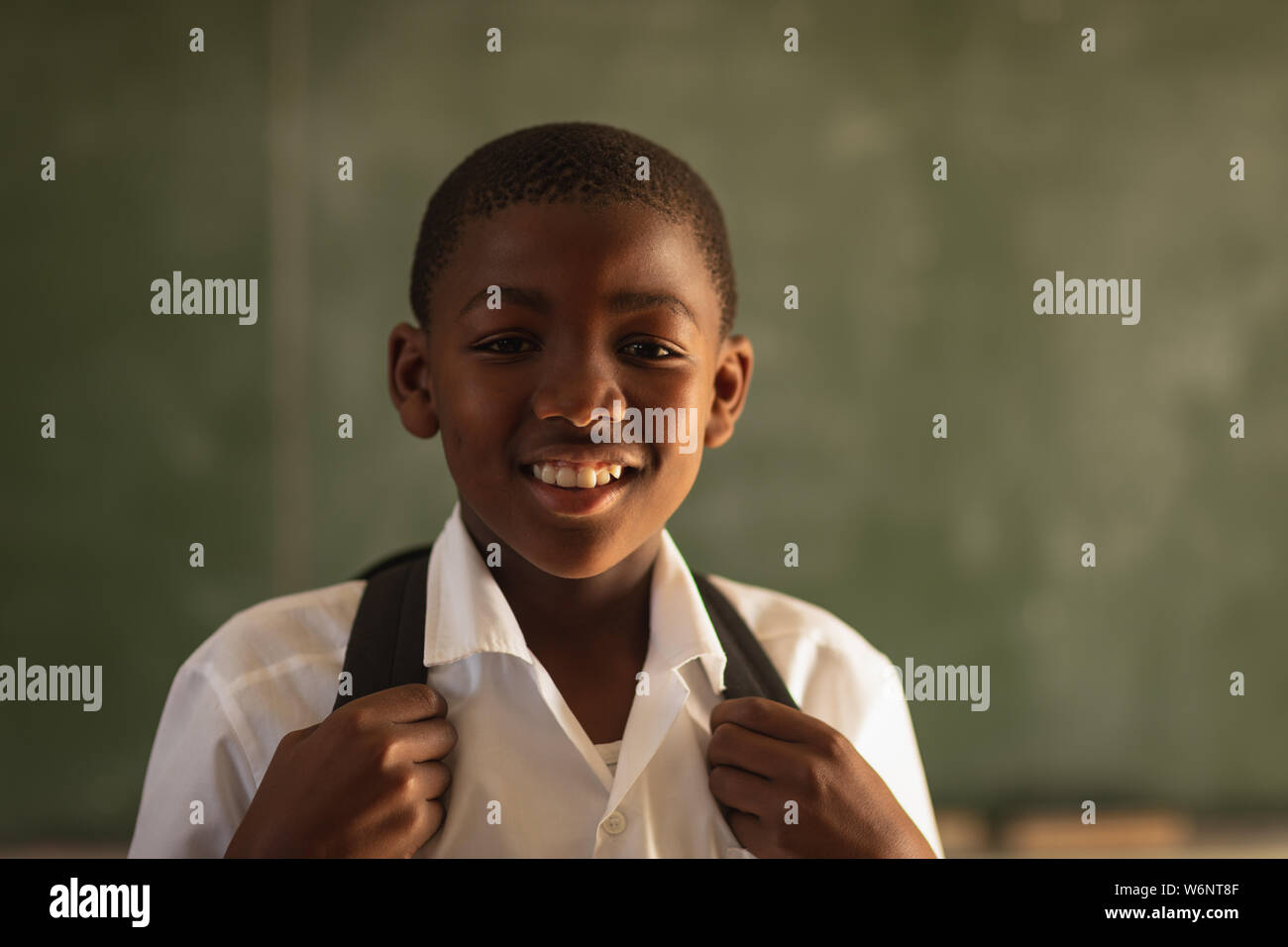 Ritratto di un sorridente scuola elementare boy Foto Stock