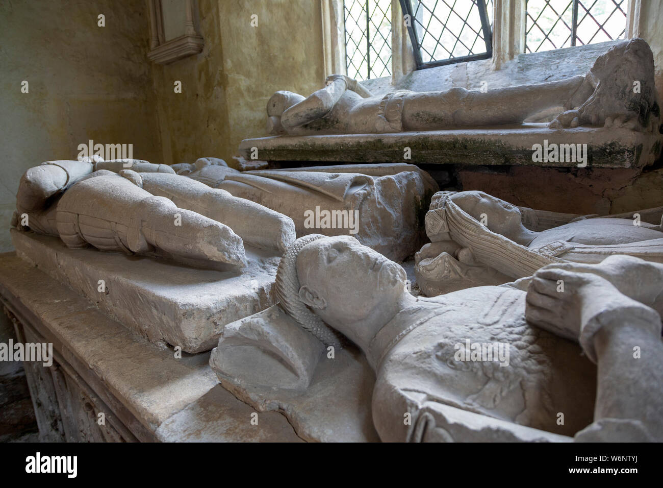 Le effigi medievale all'interno di Nunney chiesa, Somerset, Inghilterra, Regno Unito - Sir John Paulet morì 1437 sua moglie Costanza Foto Stock