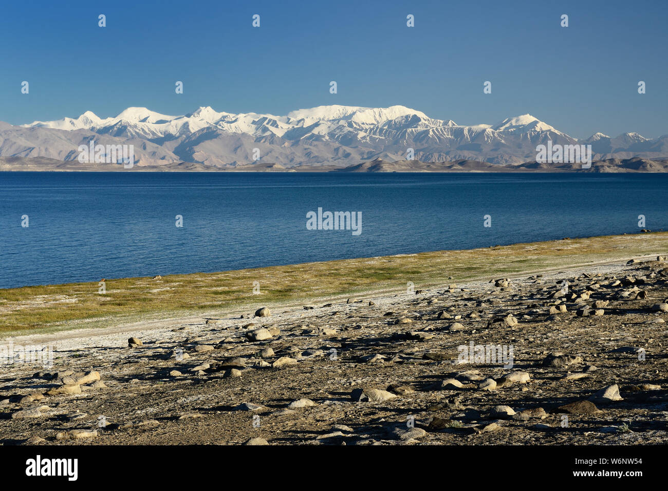 Il bellissimo Lago Karakul Dal Pamir highway. Vista sul lago e sul picco Lenin vicino al villaggio di Karakul nel Pamirs, in Tagikistan, in Asia centrale. Foto Stock