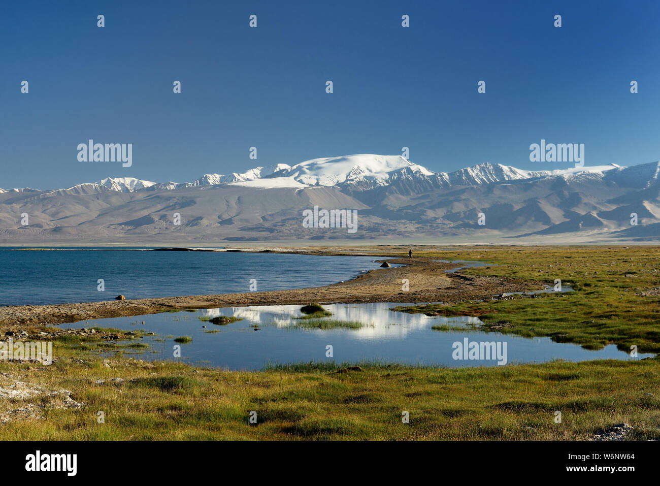 Il bellissimo Lago Karakul Dal Pamir highway. Vista sul lago e sul picco Lenin vicino al villaggio di Karakul nel Pamirs, in Tagikistan, in Asia centrale. Foto Stock
