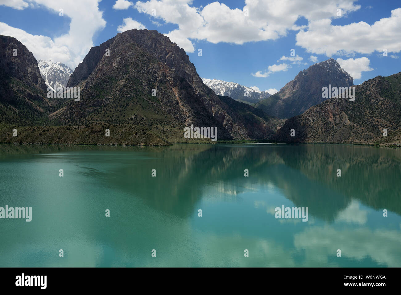 La bellissima Iskander Kul trekking destinazione. Vista sul lago di montagna della ventola in Tagikistan, dell'Asia centrale. Foto Stock