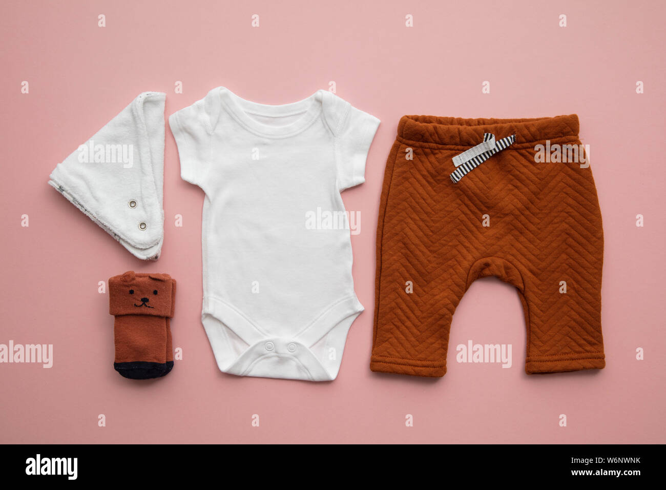 Bambino neonato Abbigliamento il layout a un pastello sfondo rosa Foto Stock