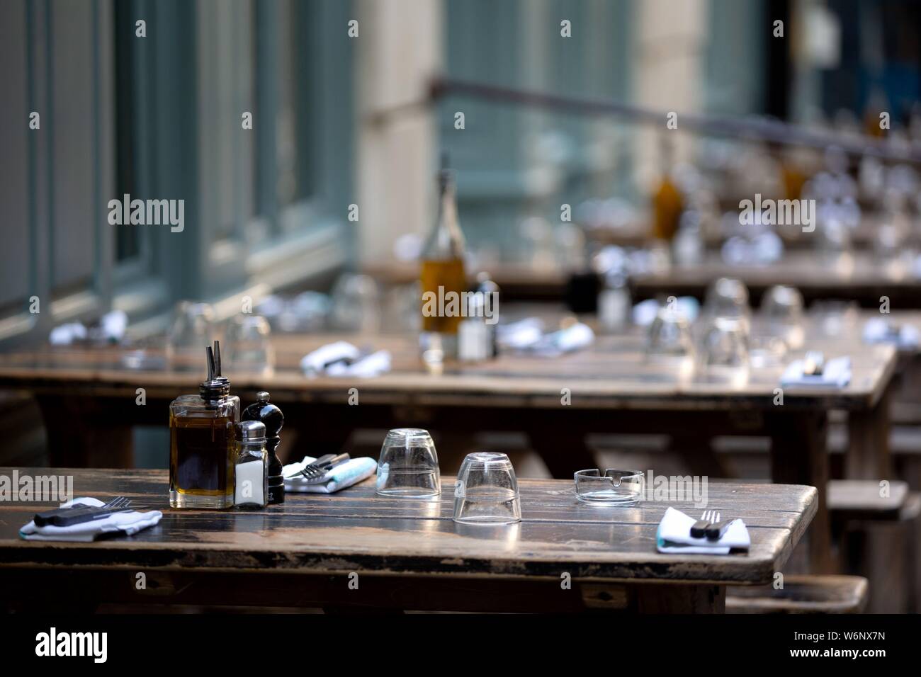 Parigi 6° arrondissement, Cour du Commerce Saint Andre, tavolini dei caffè sulla terrazza Foto Stock