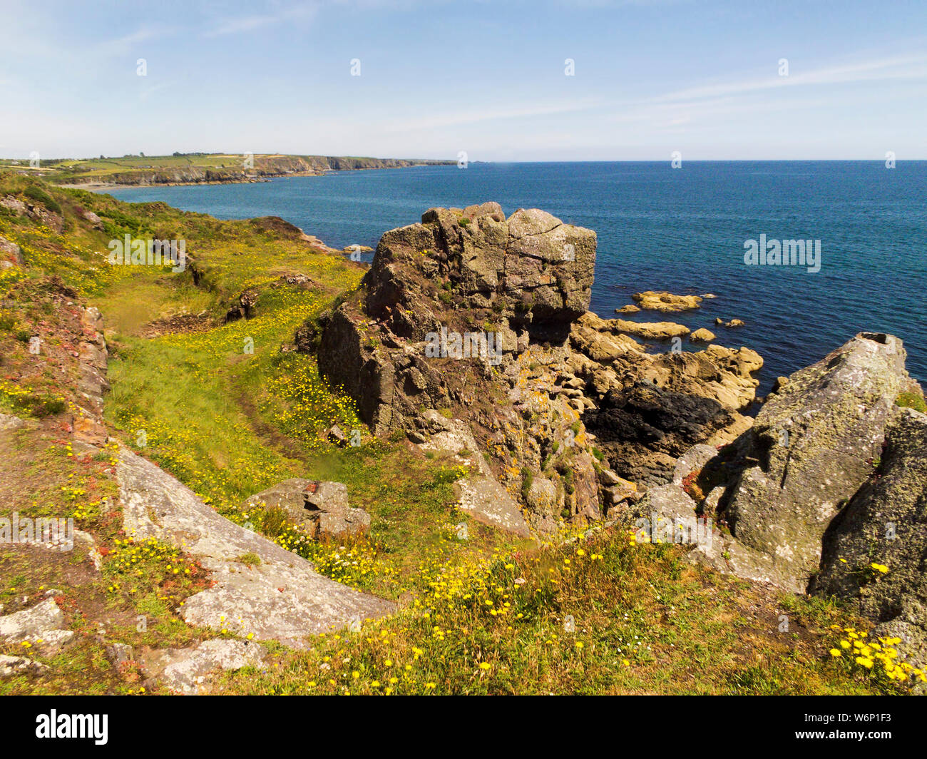 Bellissima vista del rame litorale vicino Bunmahon nella Contea di Waterford, Irlanda. Foto Stock