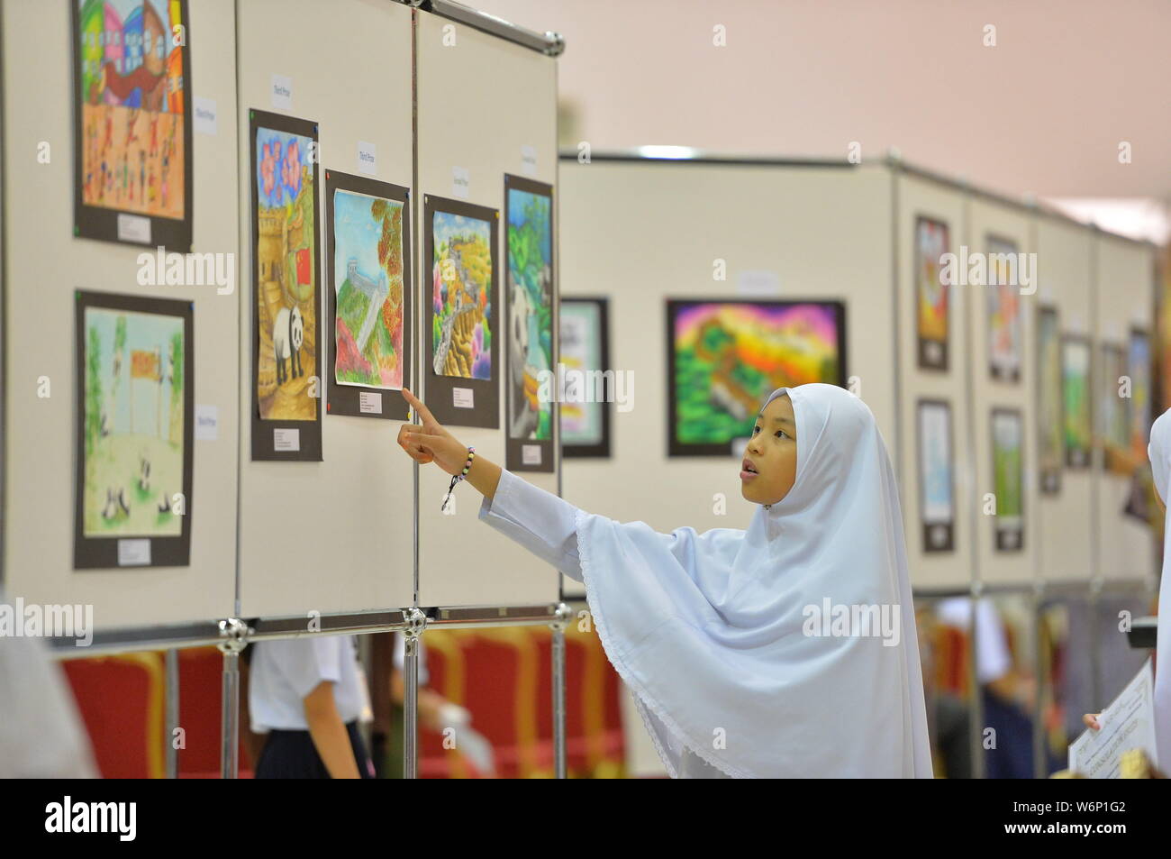 Bandar Seri Begawan, Brunei. 1 agosto, 2019. Uno studente mostra la sua pittura durante una mostra delle opere vincitrici nella " Bellezza della Cina " Concorso di pittura, in Bandar Seri Begawan, Brunei, 1 Agosto, 2019. Più di 400 studenti provenienti da 19 scuole primarie in Brunei recentemente hanno mostrato i loro migliori sforzi creativi per la "bellezza della Cina " Concorso di pittura, organizzato congiuntamente dall'ambasciata cinese in Brunei e Brunei il ministero dell'istruzione. Credito: Jeffrey Wong/Xinhua Foto Stock