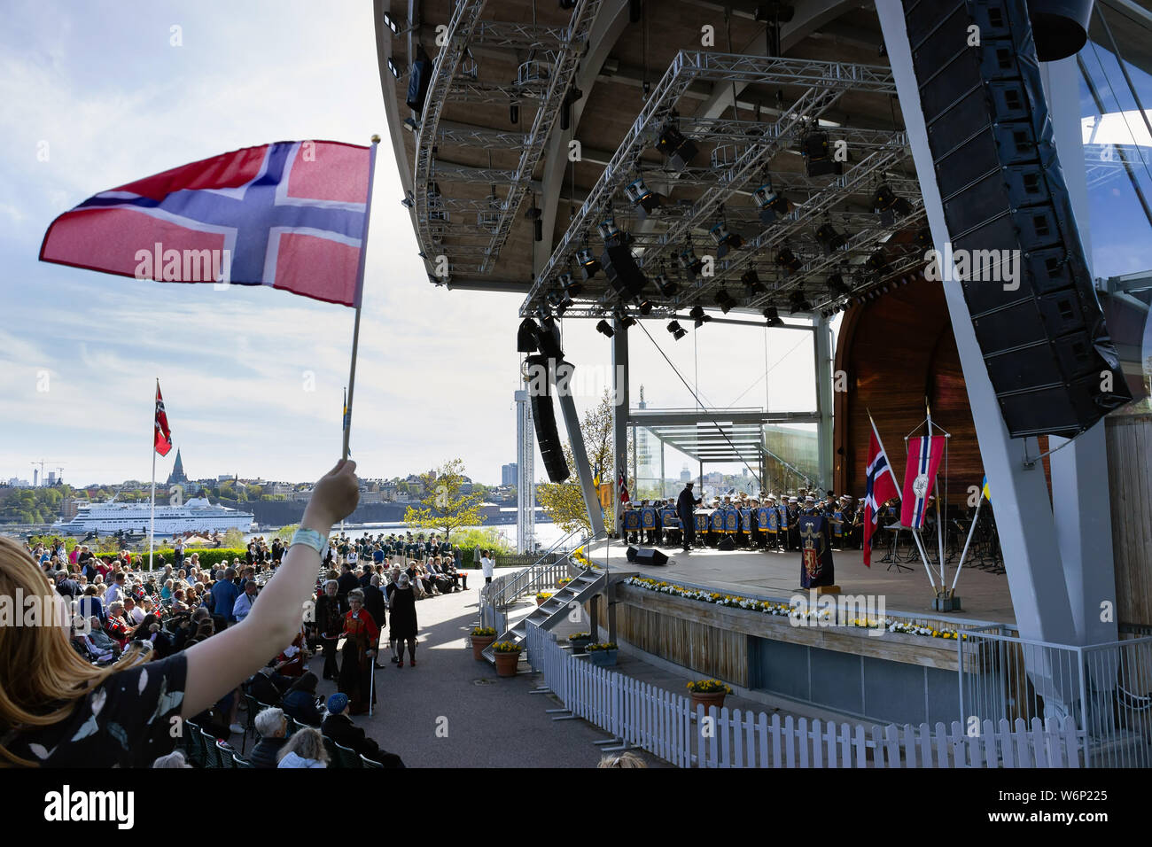 I norvegesi e scandinavi la folla che frequentano il concerto dal vivo di eventi Norways durante l' indipendenza nazionale celebrazioni della giornata nel parco di Skansen. Svezia Foto Stock