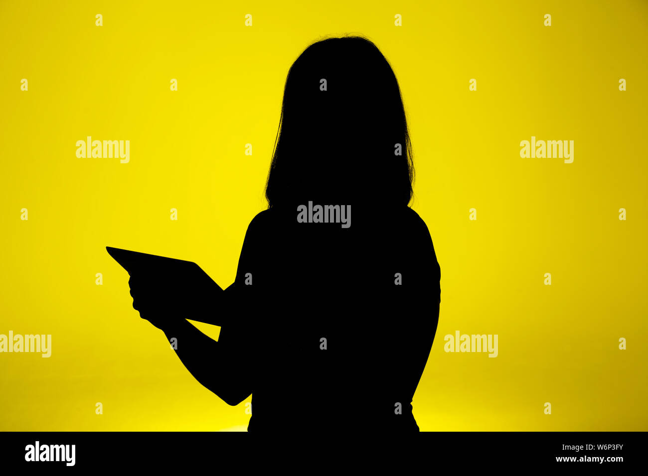 Donna con silhouette di iPad Foto Stock