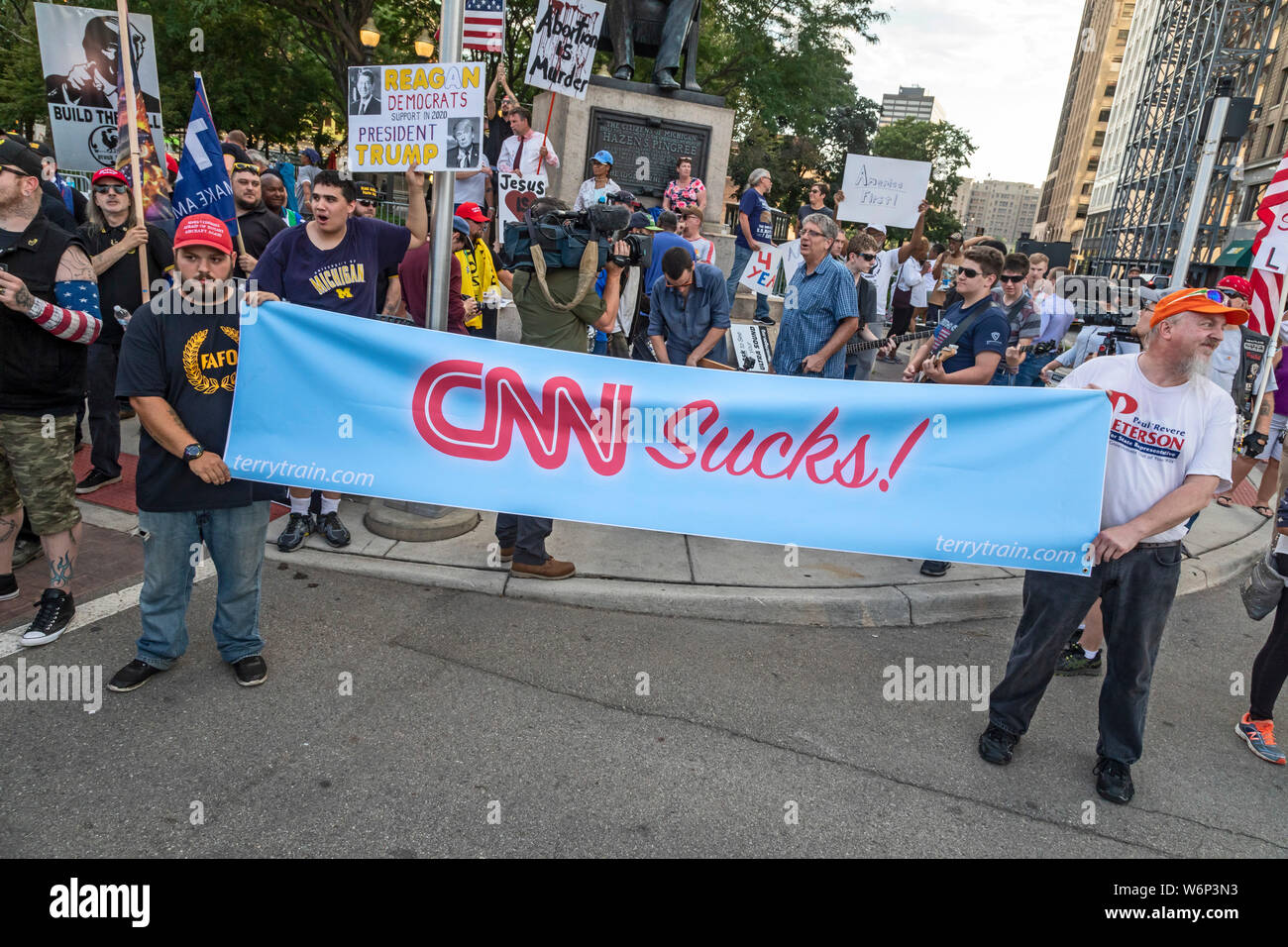 Detroit, Michigan - i sostenitori di Donald Trump si sono stretti al di fuori della prima notte del democratico dibattito presidenziale, che è stato trasmesso dalla CNN. Foto Stock