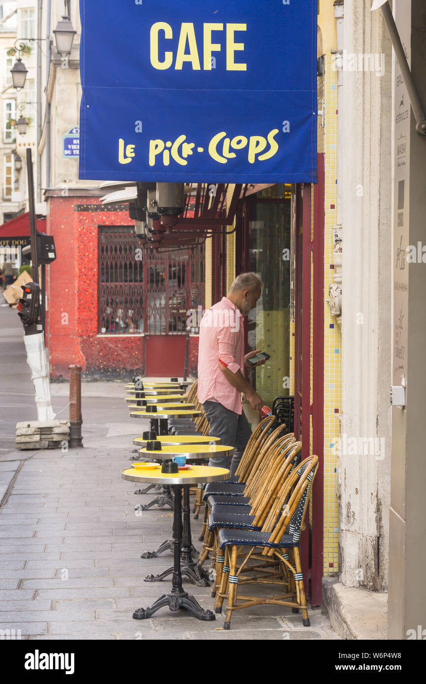 Cafe Paris Marais Le Pick Clops - Uomo inserendo le Pick Clops, il cafe su Rue Vieille du Temple nel quartiere Marais di Parigi, in Francia, in Europa. Foto Stock