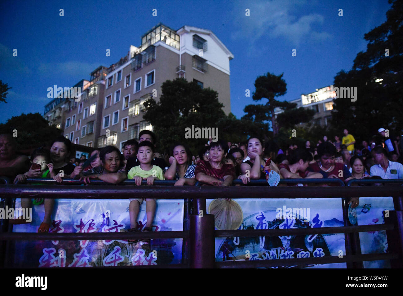 Ningbo, cinese della Provincia di Zhejiang. 2 agosto, 2019. I residenti di guardare un lungomare notte di gala in Xiwu villaggio del distretto di Fenghua, Ningbo, Cina orientale della provincia di Zhejiang, 2 agosto 2019. Credito: Huang Zongzhi/Xinhua/Alamy Live News Foto Stock