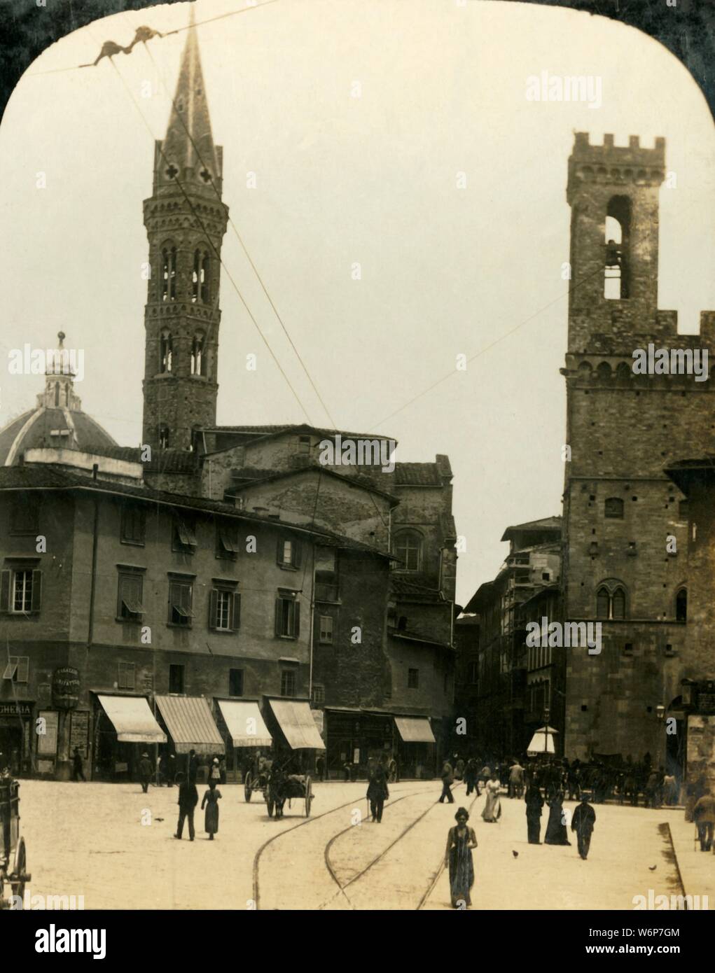 Piazza San Firenze, Firenze Italia', C1909. Scena di strada, con la chiesa della Badia Fiorentina e Palazzo del Bargello. Uno di un insieme di visualizzazioni stereocard da George Rose, in box come "studi attraverso lo stereoscopio", per essere visualizzato su un Sun stereoscopio scultura realizzata da Underwood &AMP; Underwood. [Rose Stereografia Company, Melbourne, Sydney, Wellington &AMP; Londra, c1909] Foto Stock