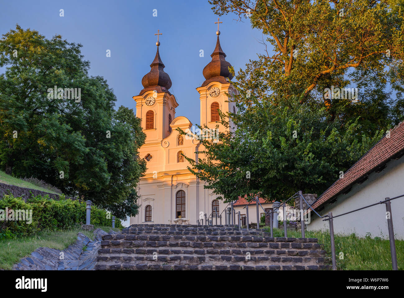 Benedettina Abbazia di Tihany nelle luci del tramonto in Tihany, Balaton, Ungheria Foto Stock