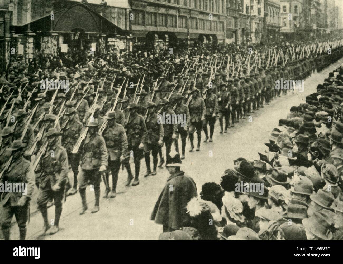 Le truppe australiane, Melbourne, la prima guerra mondiale, c1915, C1920). "Parte dell'Australia primo contingente: le truppe vittoriano marciando per le strade di Melbourne'. Da "La grande guerra mondiale - una storia" Volume II, edito da Frank un Mumby. [Il Gresham Publishing Company Ltd, Londra, c1920] Foto Stock
