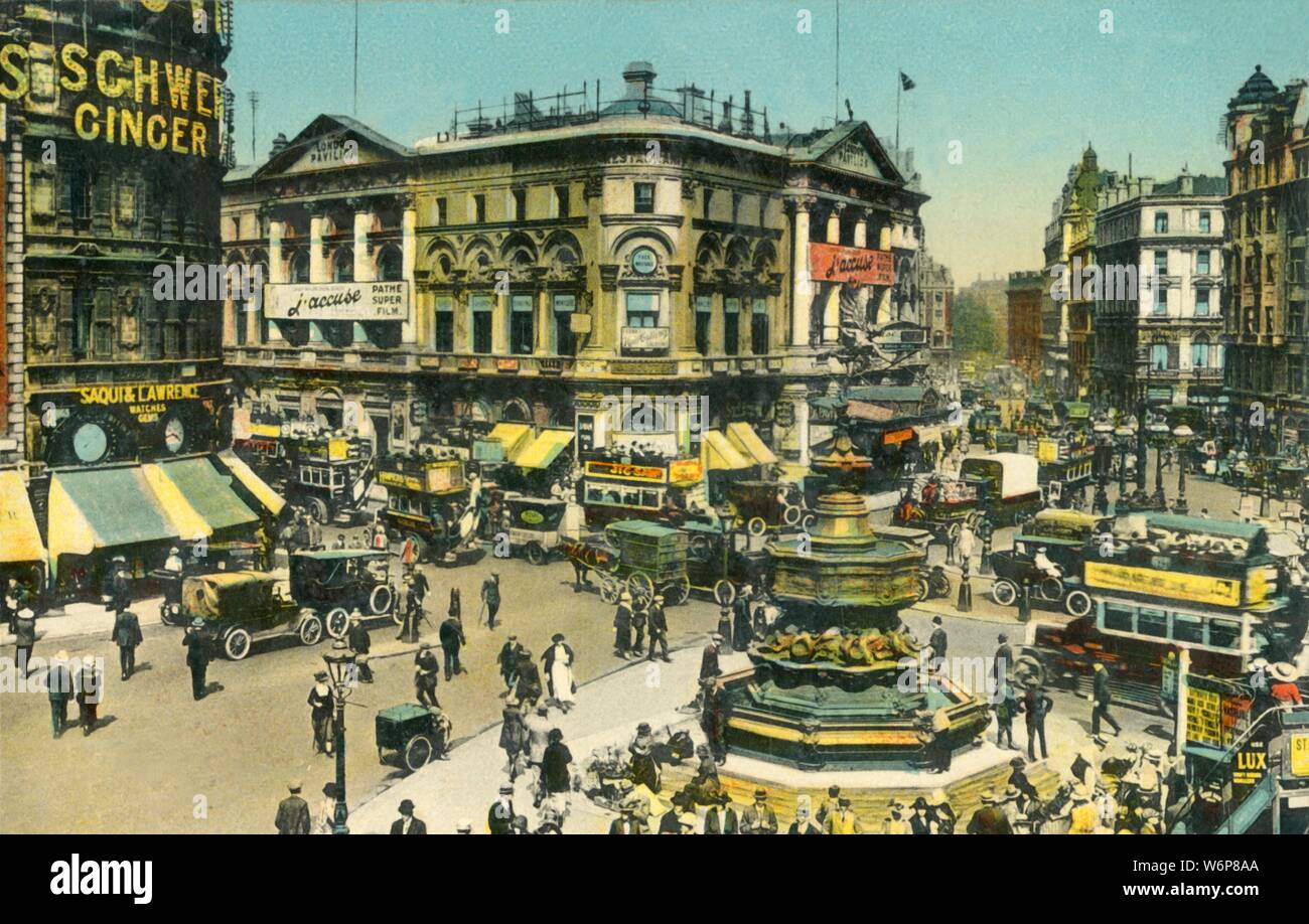 Piccadilly Circus, Londra, c1910. Strada molto trafficata, con Shaftesbury Avenue sulla sinistra il padiglione di Londra al centro, e la statua di Eros in primo piano. Cartolina. Foto Stock
