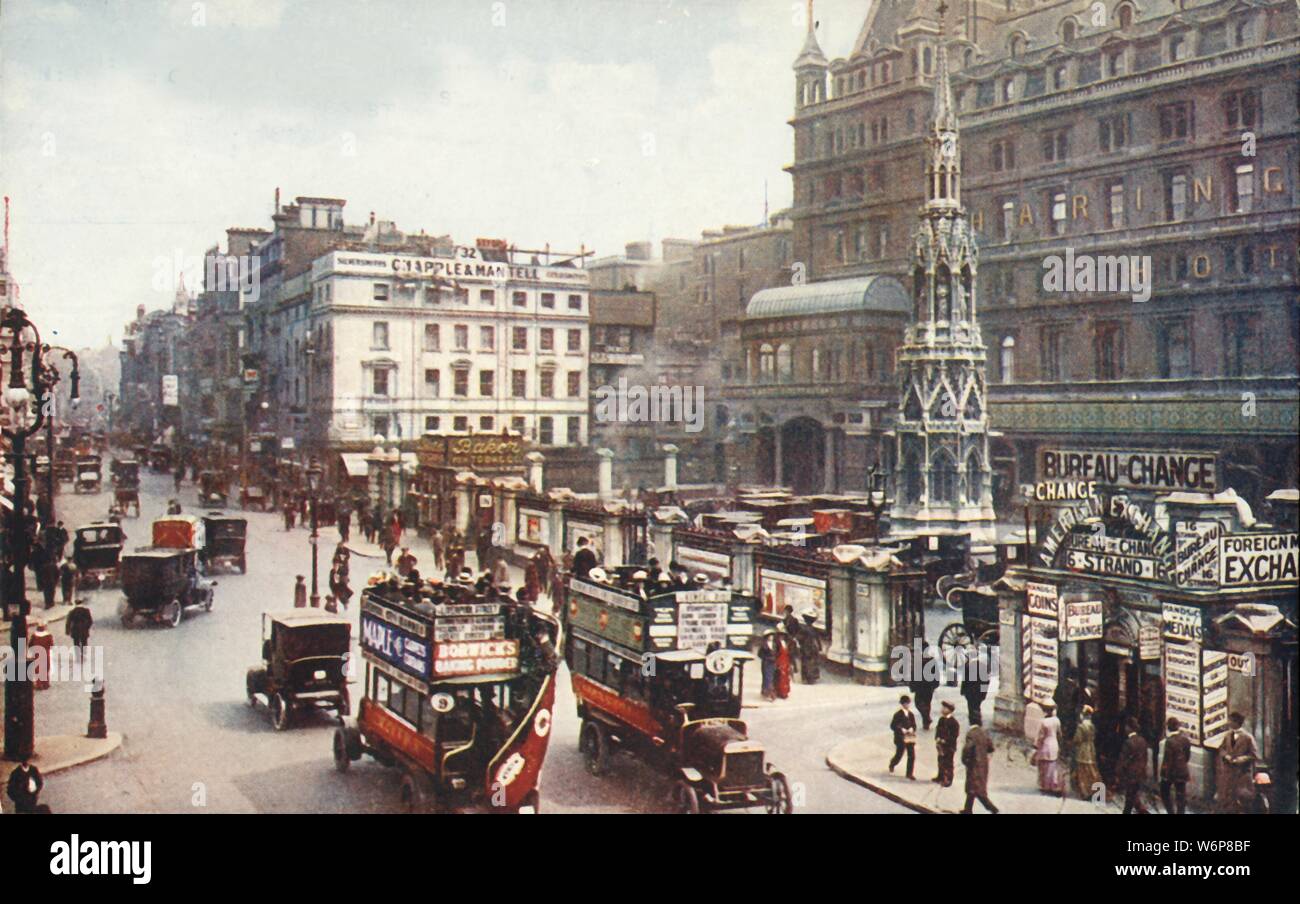 Charing Cross e lo Strand, Londra, c1910. La stazione di Charing Cross e Hotel guardando a nord-est verso il basso il filamento. Nel cortile è la Croce di Eleanor, con un ufficio di cambio sulla destra. La croce eretta nel 1865, è una replica di quella originale fu demolito nel XVII secolo. La Eleanor attraversa una serie di dodici monumenti di pietra, sono stati messi in c1291 da re Edoardo I in memoria della moglie Eleonora di Castiglia, morto nel 1290. Cartolina. [Celesque Series, Photochrom Co Ltd] Foto Stock