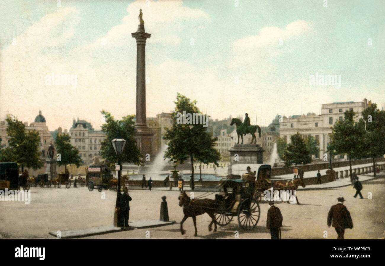Nelson la colonna e Trafalgar Square, Londra, 1906. La colonna è stata progettata da William Railton per commemorare l'ammiraglio Horatio Nelson la vittoria nella battaglia di Trafalgar nel 1805. La statua di Nelson (1758-1805) fu eretto sulla colonna nel 1843. A destra si trova una statua equestre di Giorgio IV. Cartolina. Foto Stock