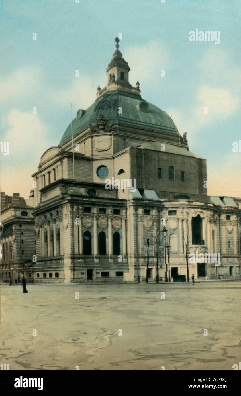 "Wesleyan centrale Chiesa, Westminster, London', C1915. Il Methodist Central Hall è stato commissionato come un monumento per il centenario della morte del fondatore del Metodismo, John Wesley. In comune con tutte le cappelle Metodista è stato costruito in modo da non assomigliare ad una chiesa. Il disegno vincente è stato scelto da 132 anonimamente le voci presentate in una concorrenza aperta e la costruzione è stata completata nel 1912. In precedenza il quartier generale della Chiesa Metodista di Gran Bretagna, è un multi-purpose venue che serve come una chiesa metodista, centro conferenze, galleria d'arte e nell'edificio degli uffici. Cartolina. Foto Stock