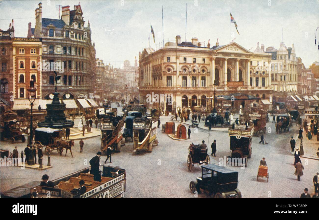 Piccadilly Circus, Londra, c1910. Open-top omnibuses nella strada molto trafficata, con la statua di Eros a sinistra la parte superiore della struttura Shaftesbury Avenue e il Padiglione di Londra sulla destra. Cartolina. [Celesque Series, Photochrom Co Ltd] Foto Stock