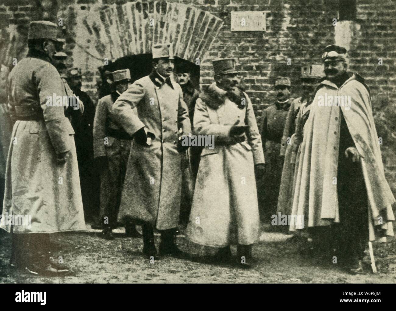 Kusmanek generale e del Principe Francesco Giuseppe a Przemysl fortezza, prima guerra mondiale, 1915, (c1920). 'La prima difesa di Przemysl: Generale Kusmanek, il comandante austriaco, conducendo il Principe Carlo Francesco Giuseppe round le fortificazioni" presso la fortezza di Przemysl (ora nel sud-est della Polonia). Hermann Kusmanek von Burgneust&#xe4;dten (1860-1934) era un Colonel-General dell'esercito austro-ungarico. Il principe Francesco Giuseppe di Braganza (1879-1919) è servito come un ufficiale. Da "La grande guerra mondiale - una storia" III volume, edito da Frank un Mumby. [Il Gresham Publishing Company Ltd, Londra Foto Stock