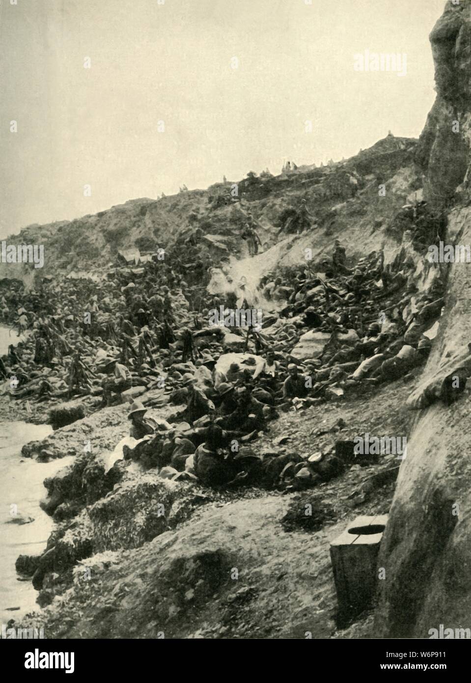 "Lo sbarco a Suvla Bay', penisola di Gallipoli, la prima guerra mondiale, 1915, (c1920). British si riserva sulla spiaggia tra capo e Suvla Salt Lake in attesa della fine di avanzamento". La penisola di Gallipoli in Turchia è stata teatro di pesanti combattimenti tra le forze alleate dell'Impero Britannico comprese Australia e Nuova Zelanda, e il bagno turco Impero Ottomano. Da "La grande guerra mondiale - una storia" Volume IV, edito da Frank un Mumby. [Il Gresham Publishing Company Ltd, Londra, c1920] Foto Stock