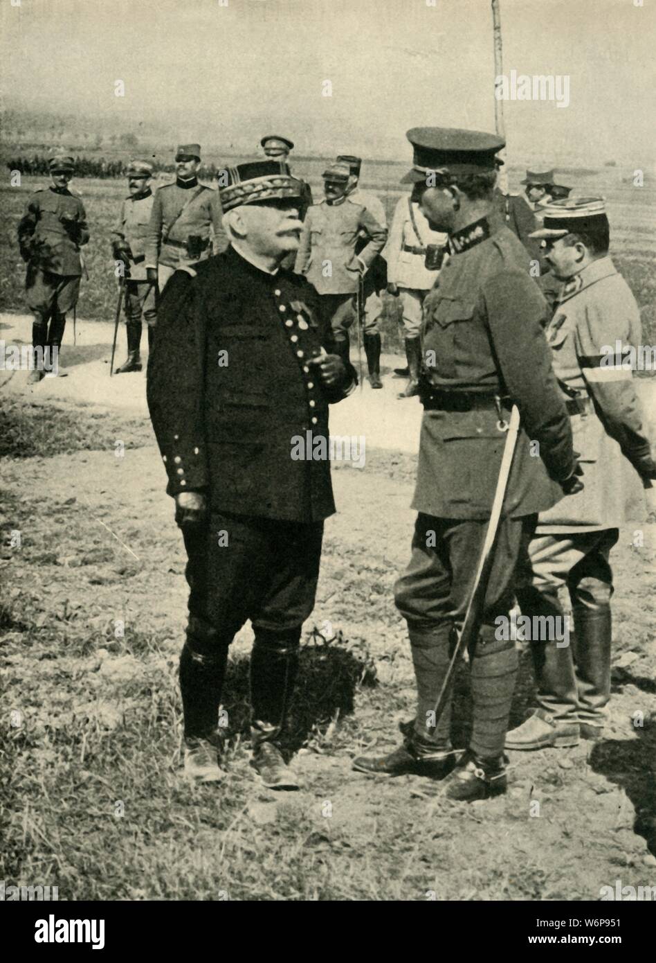 Il generale Joseph Joffre e di Re Alberto I, prima guerra mondiale, c1915, C1920). "Degli Eroi nazionali di Francia e Belgio: un incontro nella parte anteriore tra il generale Joffre (sulla sinistra) e il re Albert'. Joffre (1852-1931) è stata dichiarata "aviour di Francia' quando il tedesco anticipo è stato arrestato in battaglia della marna nel settembre 1914. Dopo il Belgio fu invasa dai tedeschi allo scoppio della guerra mondiale I, re Alberto (1875-1934) personale ha preso il comando delle sue forze armate e ha ricevuto un eroe è il benvenuto quando tornò a Bruxelles alla fine della guerra. Da "La Grande Guerra Mondiale - Una Storia&quo Foto Stock